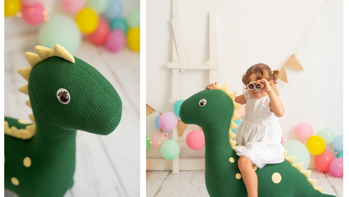 Amigurumi gigante de dinosaurio con niña encima
