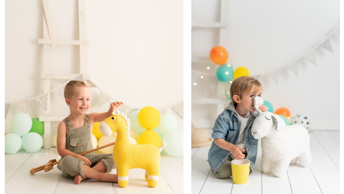 Niños jugando con peluches infantiles de animales