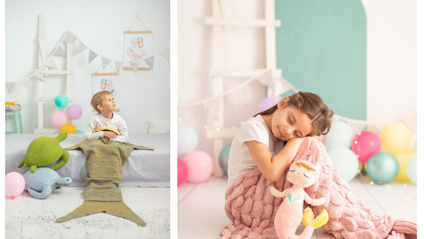 Niños con mantas infantiles de cola de sirena y peluche